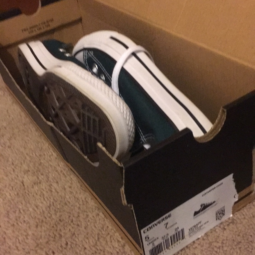 I’m selling green converse shoes never been used. - Picture 3 of 4